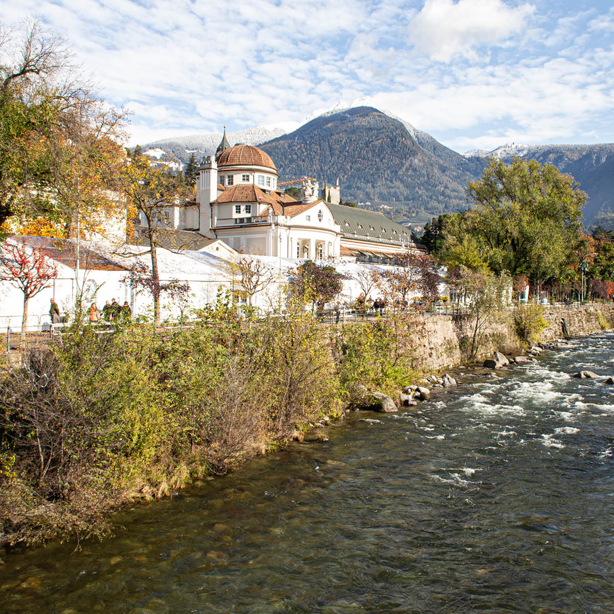 Il Kurhaus di Merano sulla Passeggiata Lungo Passirio, in autunno